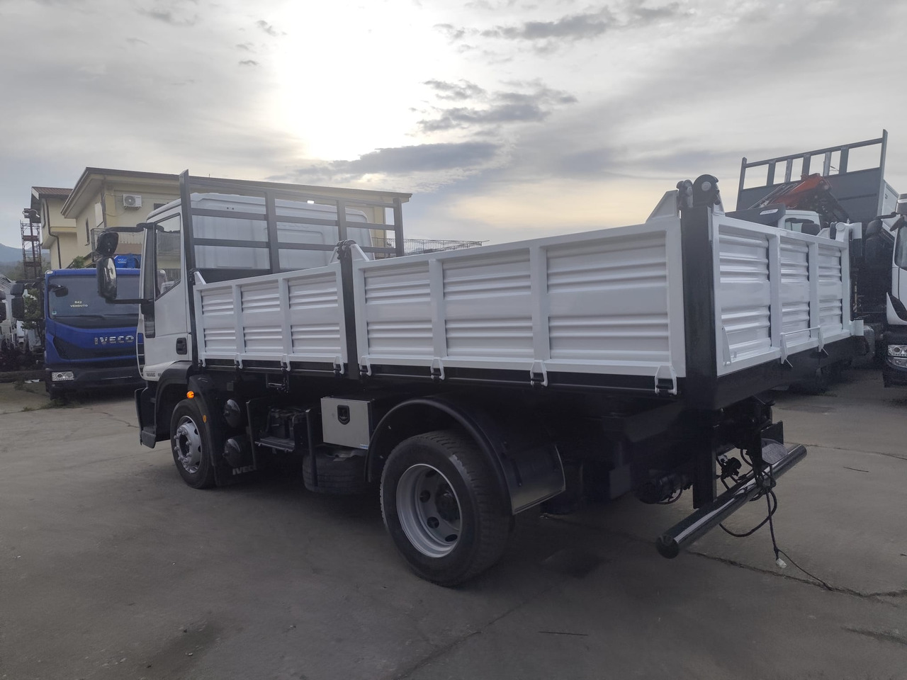 IVECO EUROCARGO 120E25 - Autocarro ribaltabile: foto 3 IVECO EUROCARGO 120E25 - Autocarro ribaltabile: foto 3