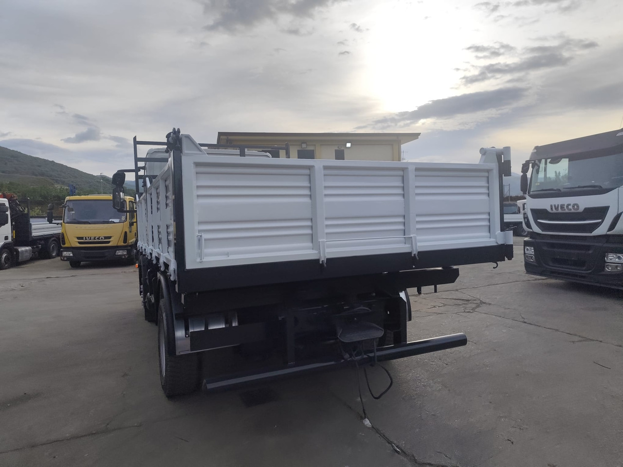 IVECO EUROCARGO 120E25 - Autocarro ribaltabile: foto 4 IVECO EUROCARGO 120E25 - Autocarro ribaltabile: foto 4
