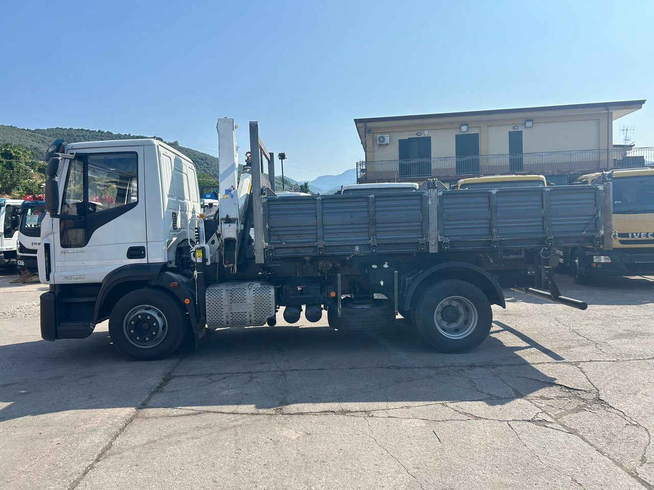 IVECO EUROCARGO 140-250 - Camion con gru: foto 5 IVECO EUROCARGO 140-250 - Camion con gru: foto 5