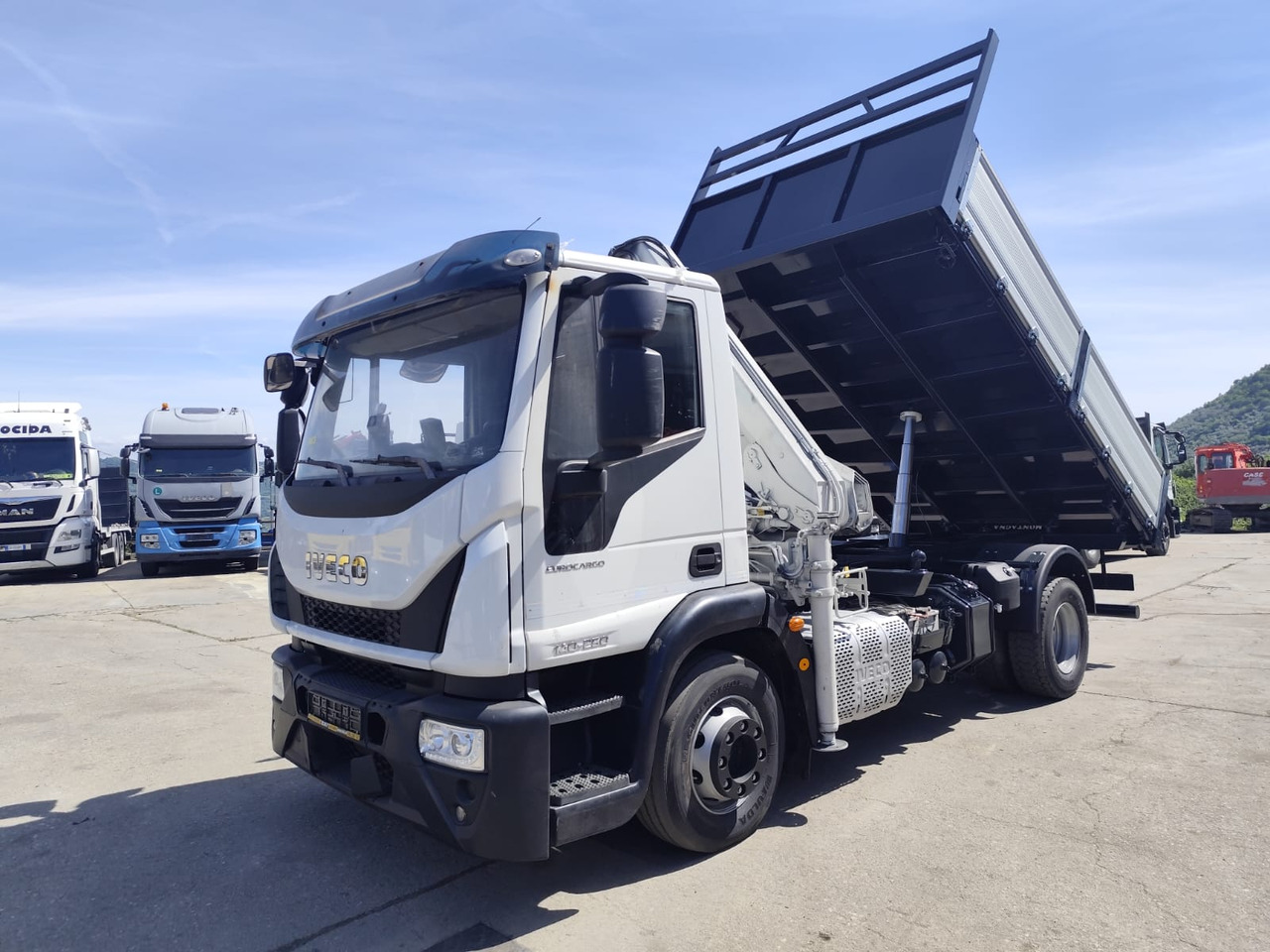 IVECO EUROCARGO 140-250 - Camion con gru: foto 1 IVECO EUROCARGO 140-250 - Camion con gru: foto 1
