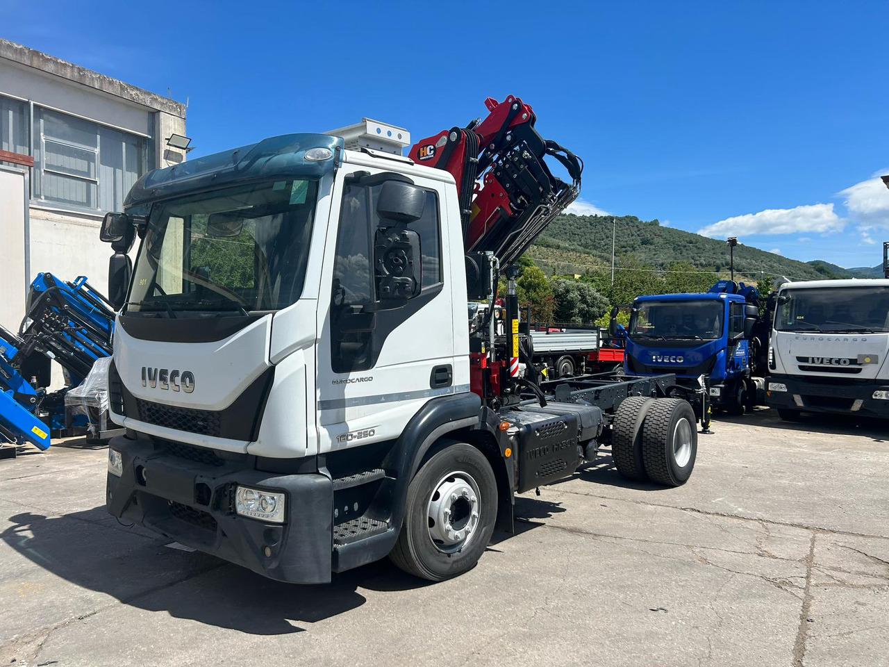 IVECO EUROCARGO 160-250 - Camion con gru: foto 1 IVECO EUROCARGO 160-250 - Camion con gru: foto 1