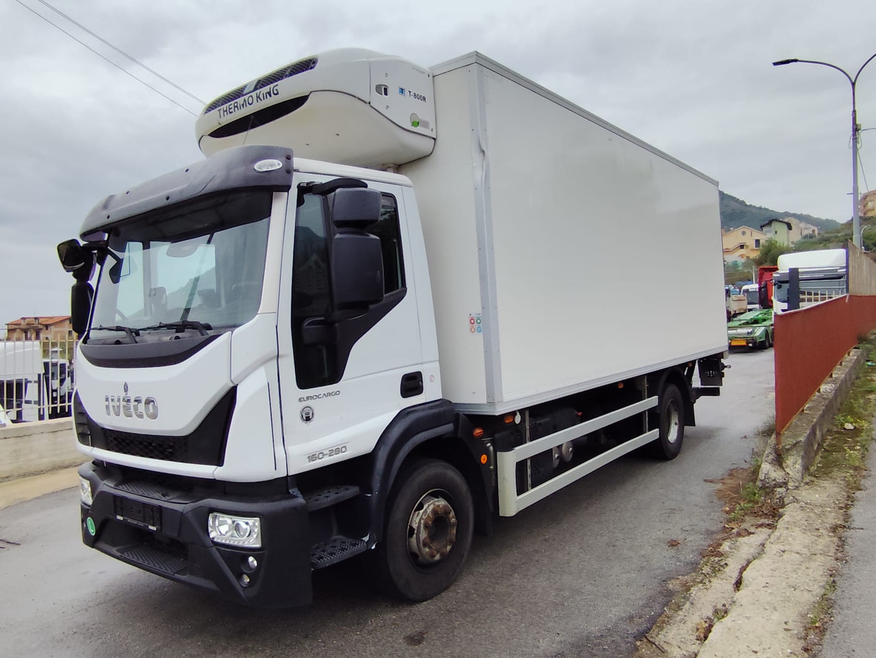 IVECO EUROCARGO 160-280 - Autocarro furgonato, Camion con gru: foto 1 IVECO EUROCARGO 160-280 - Autocarro furgonato, Camion con gru: foto 1