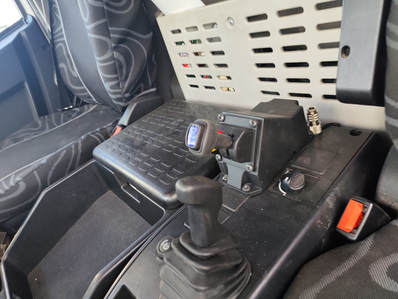 IVECO EUROCARGO 160-280 - Autocarro ribaltabile, Camion con gru: foto 5 IVECO EUROCARGO 160-280 - Autocarro ribaltabile, Camion con gru: foto 5