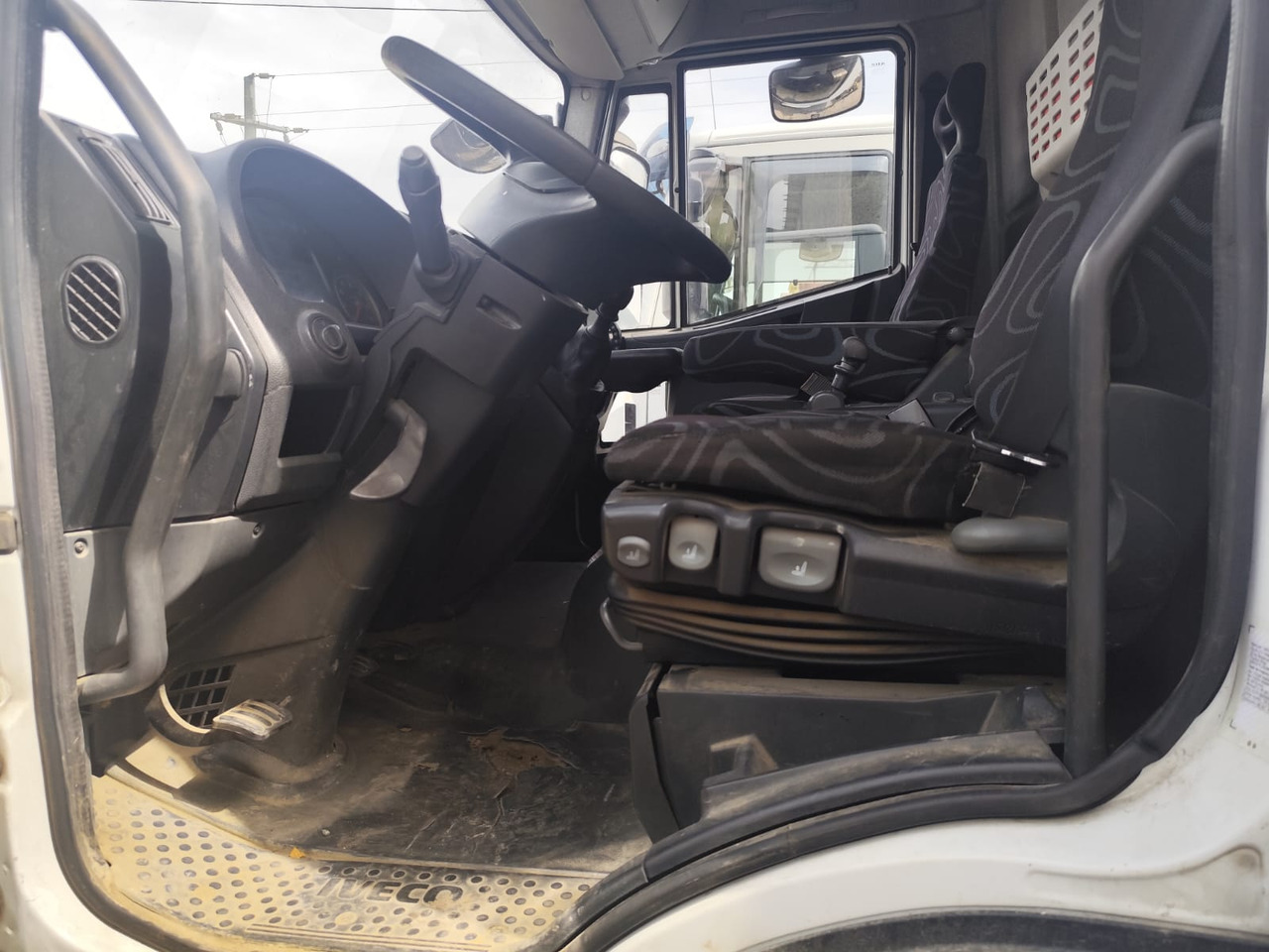 IVECO EUROCARGO 160E25K - Camion con gru: foto 5 IVECO EUROCARGO 160E25K - Camion con gru: foto 5
