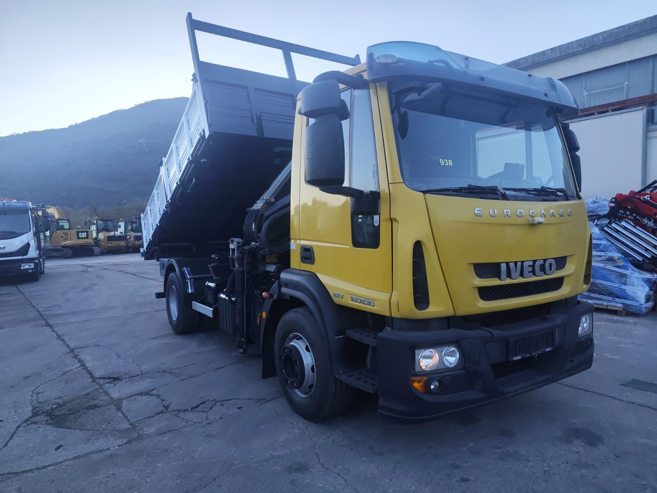 IVECO EUROCARGO 160E30 - Camion con gru: foto 1 IVECO EUROCARGO 160E30 - Camion con gru: foto 1