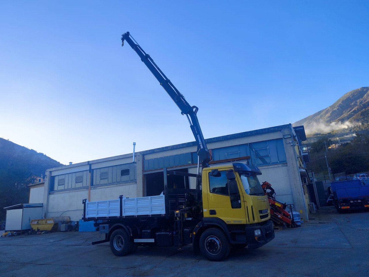 IVECO EUROCARGO 160E30 - Camion con gru: foto 2 IVECO EUROCARGO 160E30 - Camion con gru: foto 2