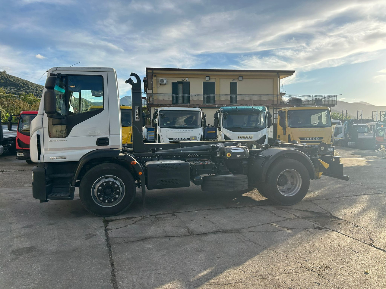 IVECO EUROCARGO 180-250 - Autocarro scarrabile, Camion con gru: foto 4 IVECO EUROCARGO 180-250 - Autocarro scarrabile, Camion con gru: foto 4