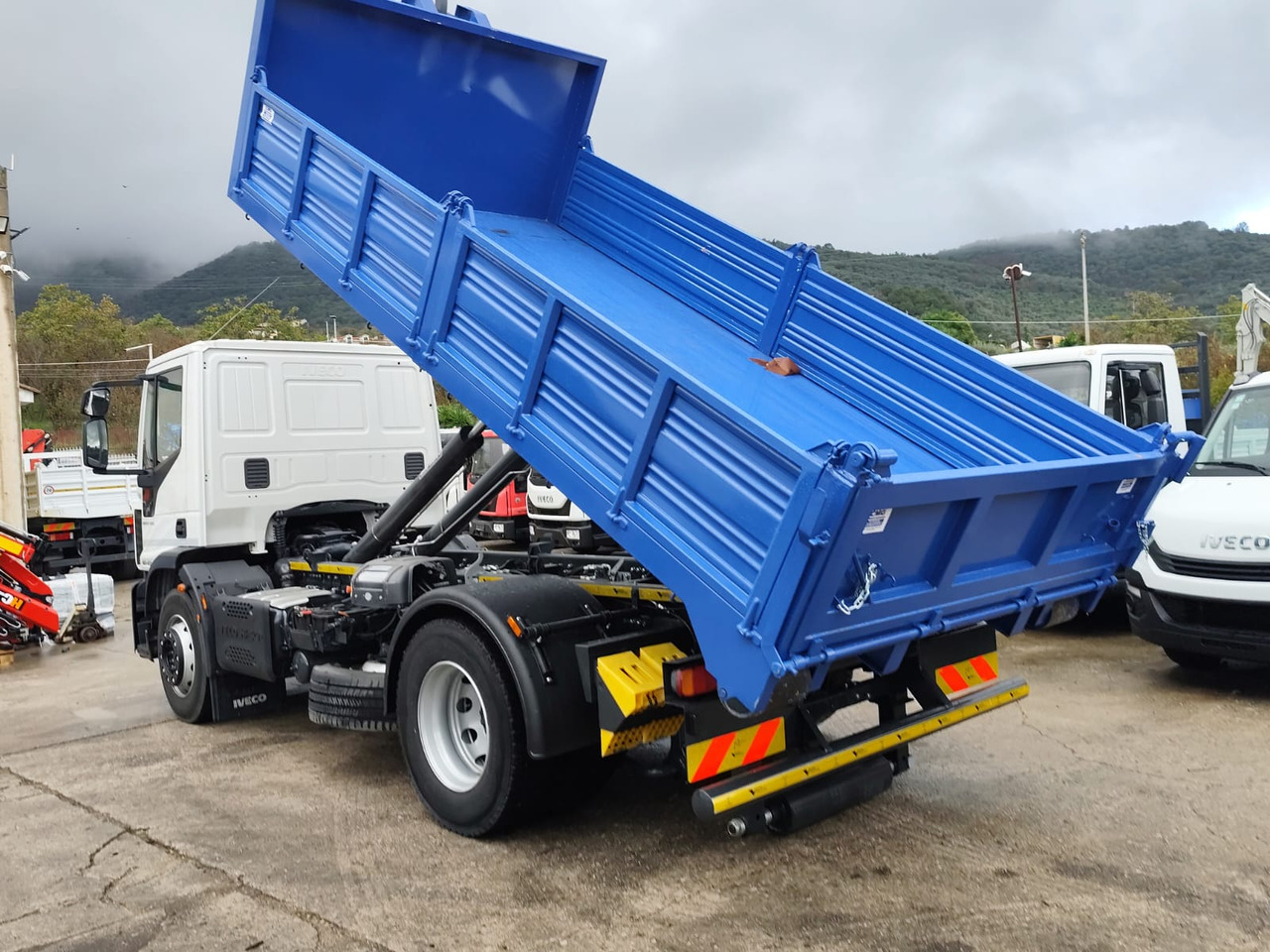 IVECO EUROCARGO 180-250 - Autocarro scarrabile, Camion con gru: foto 4 IVECO EUROCARGO 180-250 - Autocarro scarrabile, Camion con gru: foto 4