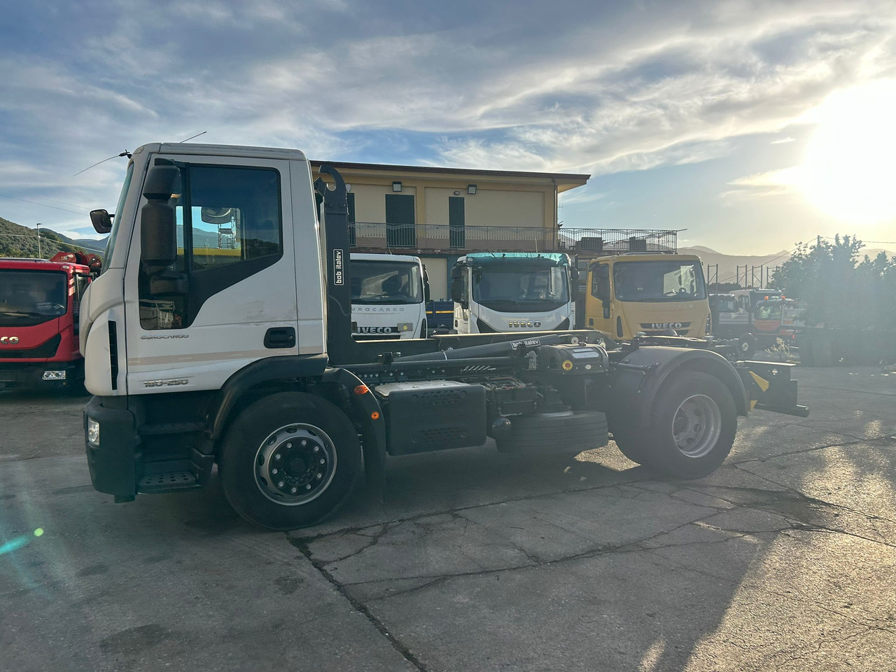 IVECO EUROCARGO 180-250 - Autocarro scarrabile, Camion con gru: foto 3 IVECO EUROCARGO 180-250 - Autocarro scarrabile, Camion con gru: foto 3