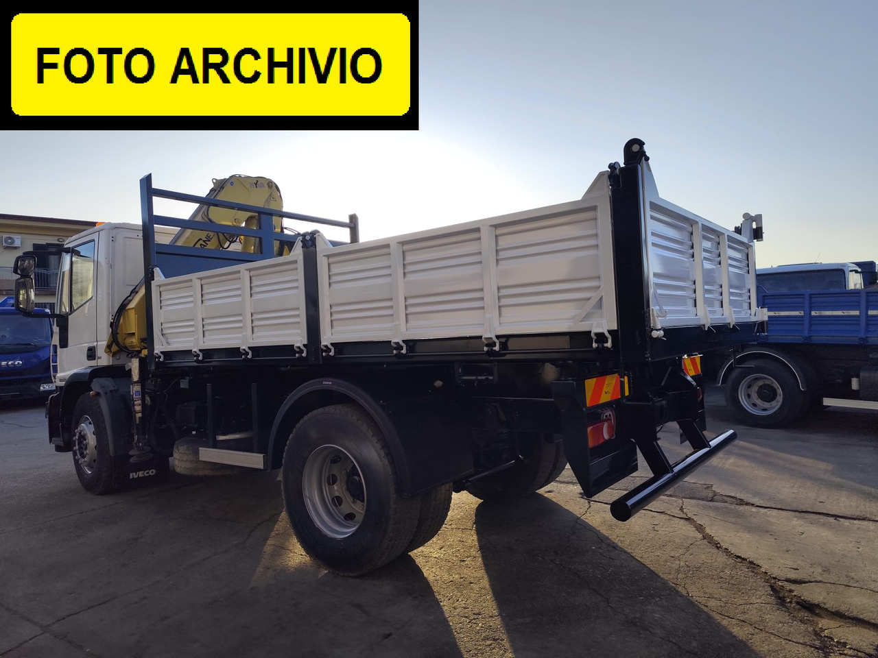 IVECO EUROCARGO 180E30 - Autocarro ribaltabile, Camion con gru: foto 2 IVECO EUROCARGO 180E30 - Autocarro ribaltabile, Camion con gru: foto 2