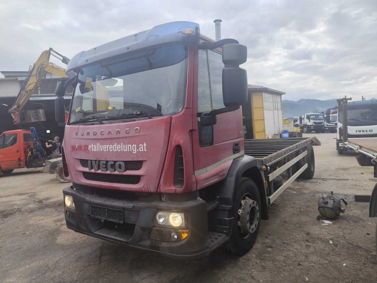 IVECO EUROCARGO 180E30 - Autocarro con pianale/ Cassone fisso: foto 2 IVECO EUROCARGO 180E30 - Autocarro con pianale/ Cassone fisso: foto 2
