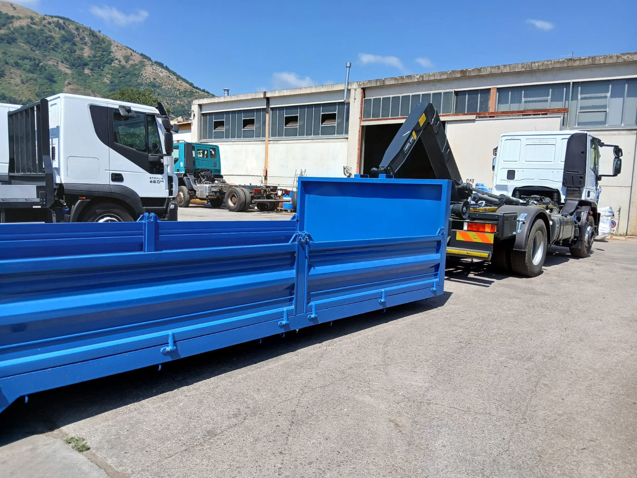 IVECO EUROCARGO 190EL25 - Autocarro scarrabile: foto 2 IVECO EUROCARGO 190EL25 - Autocarro scarrabile: foto 2