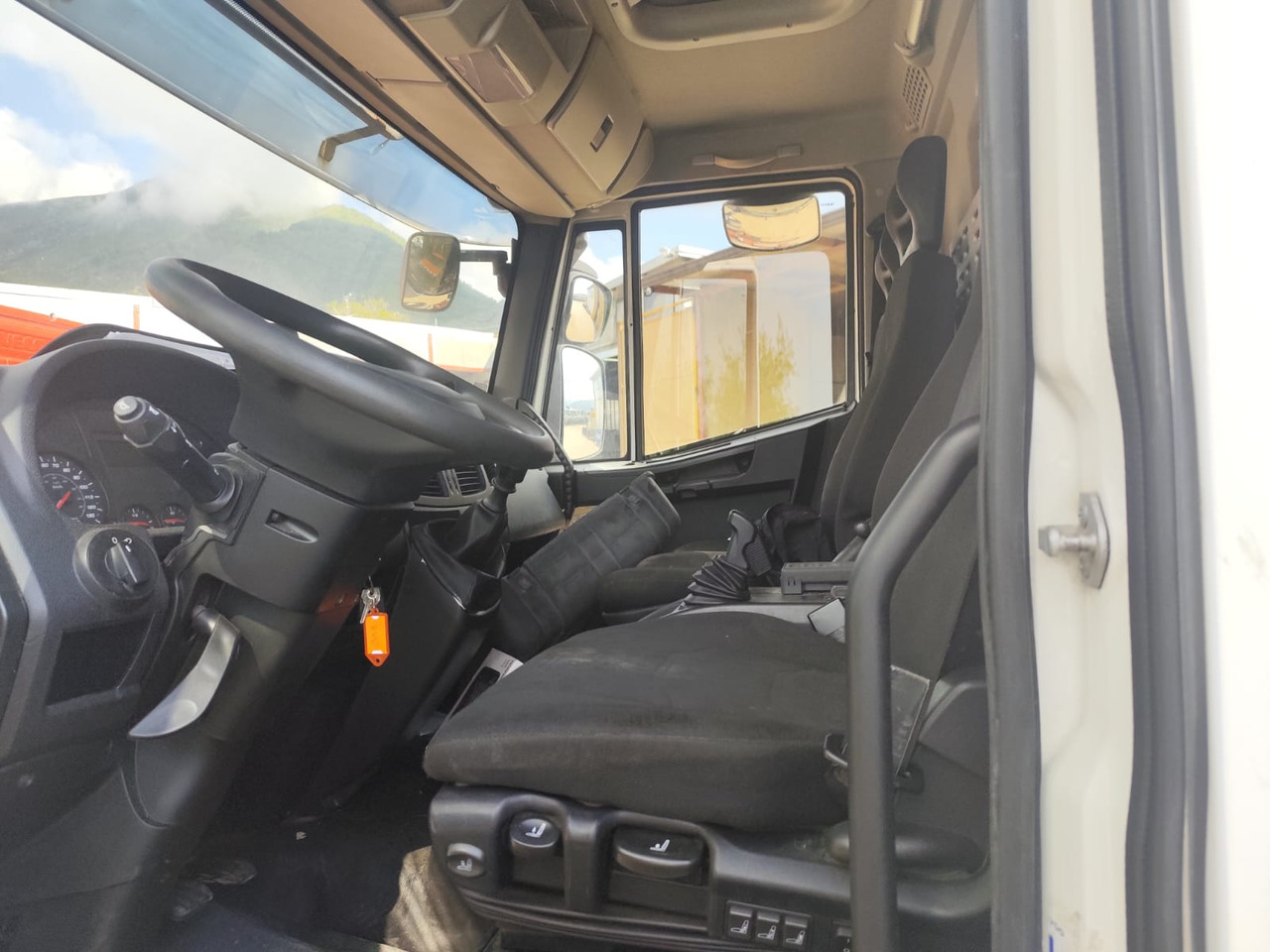 IVECO EUROCARGO 80-210 - Autocarro telaio: foto 2 IVECO EUROCARGO 80-210 - Autocarro telaio: foto 2