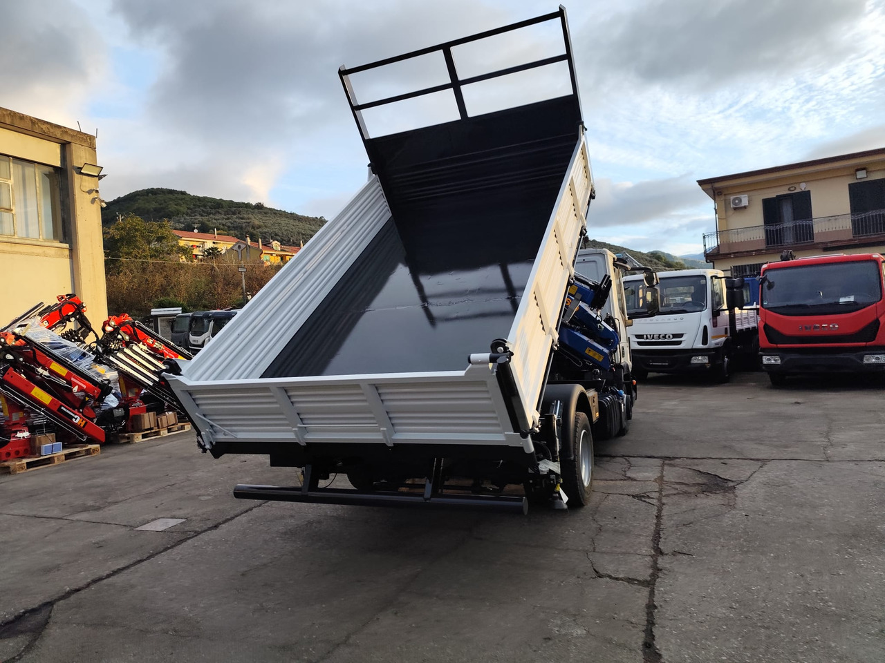 IVECO EUROCARGO 80-210 - Camion con gru, Autocarro ribaltabile: foto 5 IVECO EUROCARGO 80-210 - Camion con gru, Autocarro ribaltabile: foto 5