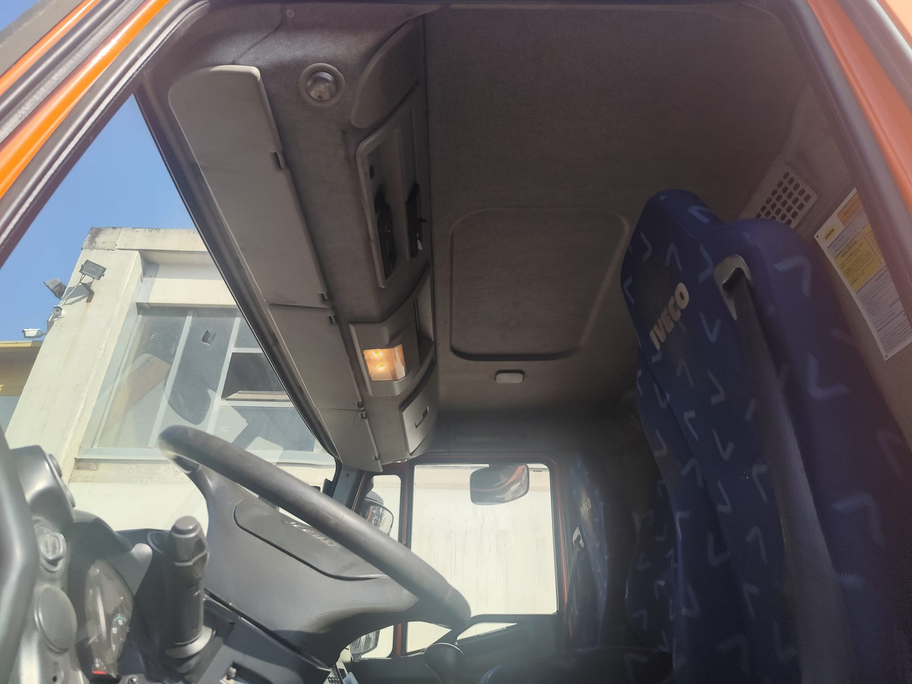IVECO STRALIS 190S31 - Camion con gru: foto 3 IVECO STRALIS 190S31 - Camion con gru: foto 3