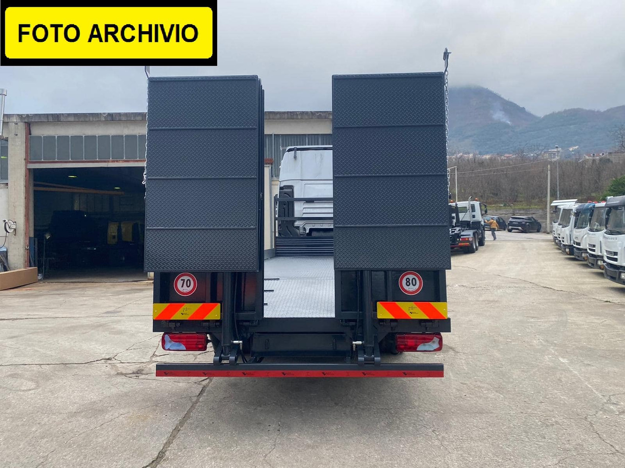 IVECO STRALIS 260S36 - Autocarro con pianale/ Cassone fisso, Camion con gru: foto 3 IVECO STRALIS 260S36 - Autocarro con pianale/ Cassone fisso, Camion con gru: foto 3