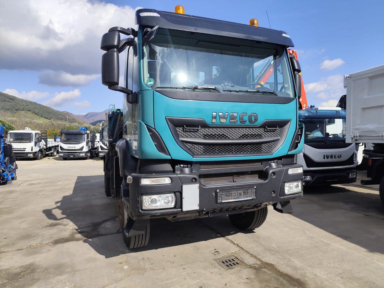 IVECO TRAKKER 190T41 - Camion con gru: foto 4 IVECO TRAKKER 190T41 - Camion con gru: foto 4
