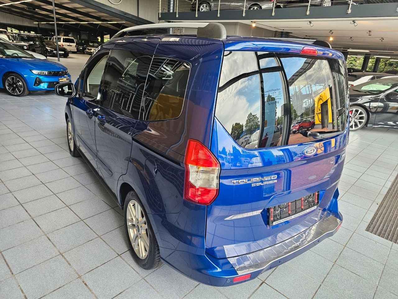 Ford Tourneo Courier Titanium behzb. Windschutzschei - Pulmino: foto 5 Ford Tourneo Courier Titanium behzb. Windschutzschei - Pulmino: foto 5