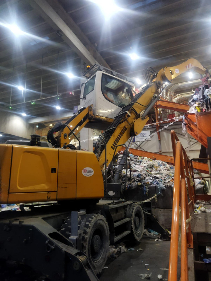 Liebherr LH22 M Litronic - Escavatore per movimentazione: foto 1 Liebherr LH22 M Litronic - Escavatore per movimentazione: foto 1