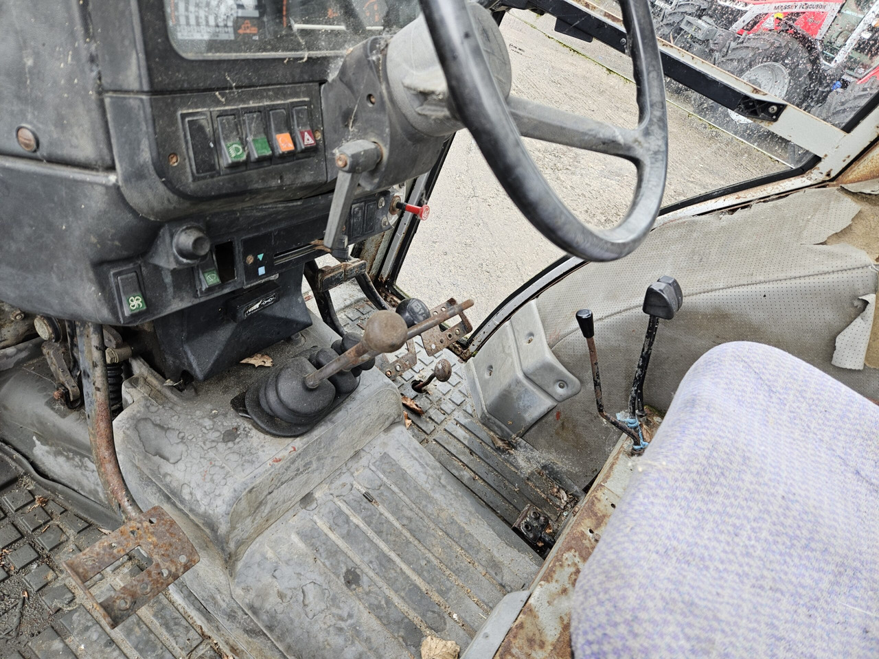 1988 MF 390 2wd - Trattore: foto 4 1988 MF 390 2wd - Trattore: foto 4