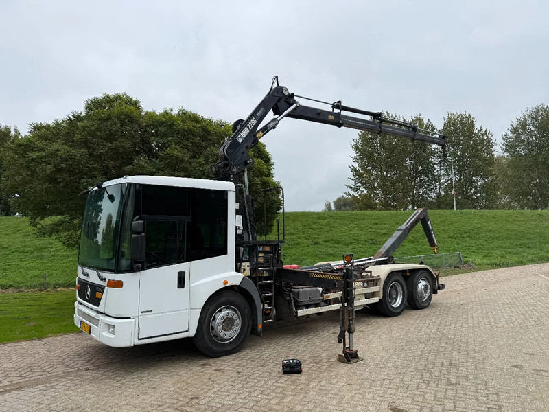 Mercedes-Benz Econic Hiab 220-Hooklift-6x2-Remote - Camion con gru: foto 1 Mercedes-Benz Econic Hiab 220-Hooklift-6x2-Remote - Camion con gru: foto 1