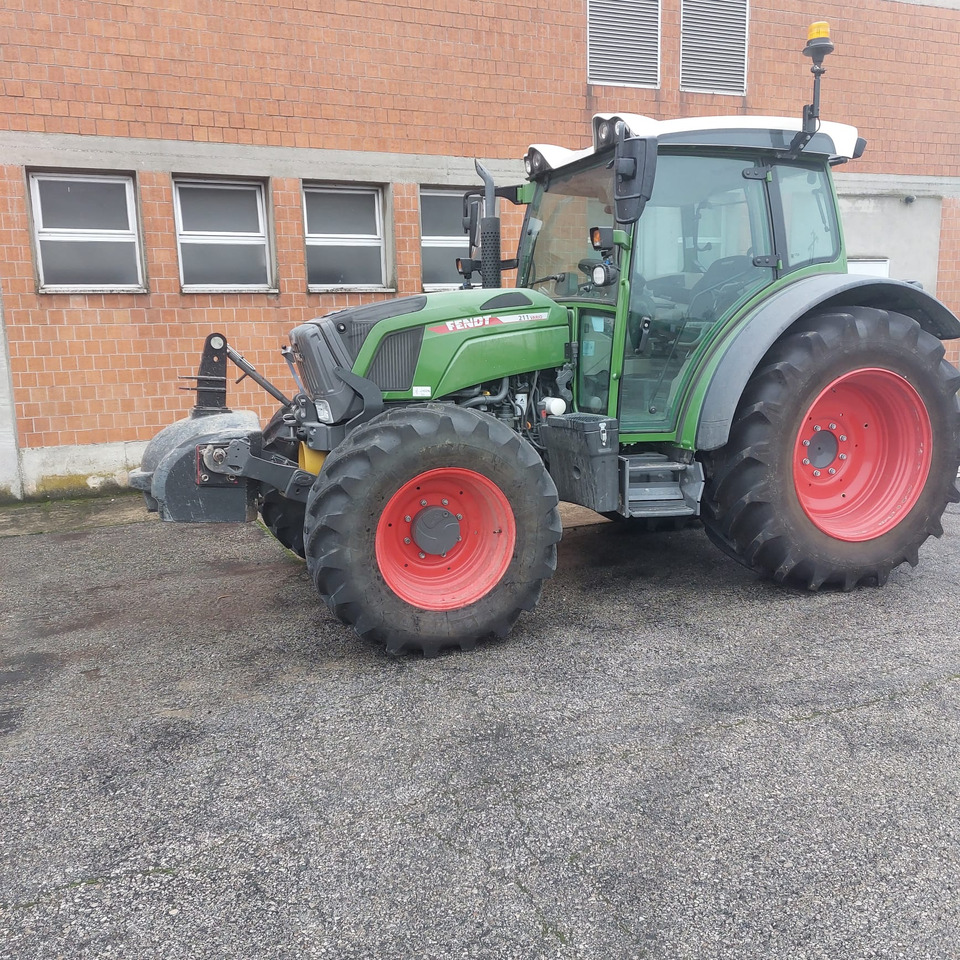 FENDT 211 - Trattore: foto 3 FENDT 211 - Trattore: foto 3