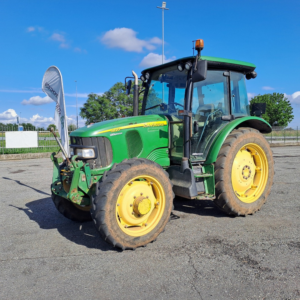 JOHN DEERE 5820 - Trattore: foto 1 JOHN DEERE 5820 - Trattore: foto 1