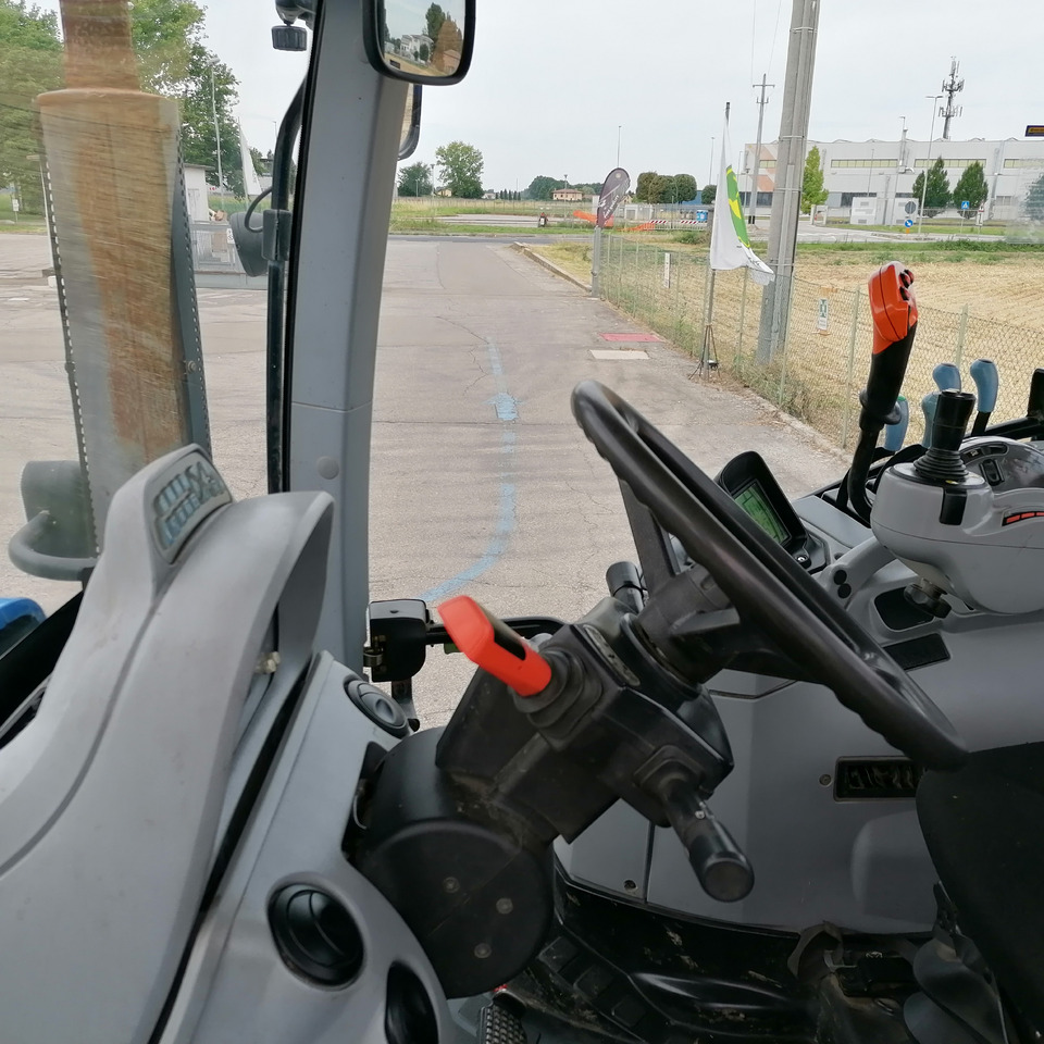 Trattore NEW HOLLAND 6090: foto 9 Trattore NEW HOLLAND 6090: foto 9