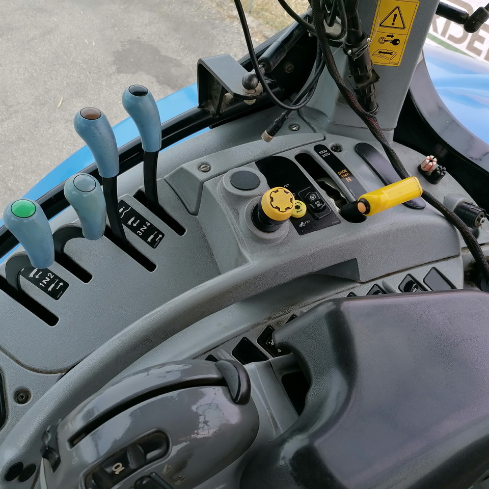 Trattore NEW HOLLAND 6090: foto 10 Trattore NEW HOLLAND 6090: foto 10