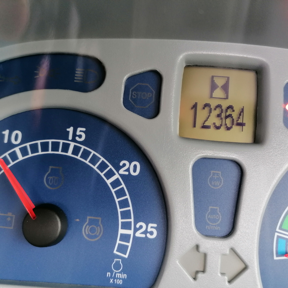 Trattore NEW HOLLAND 6090: foto 11 Trattore NEW HOLLAND 6090: foto 11