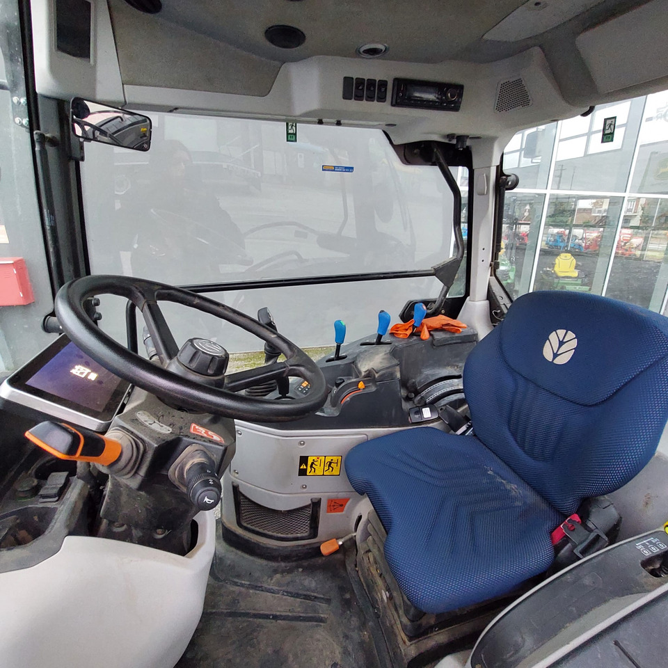 NEW HOLLAND T4 - Trattore: foto 3 NEW HOLLAND T4 - Trattore: foto 3