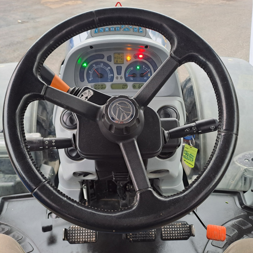 NEW HOLLAND T7.270 BLUEPOWER - Trattore: foto 2 NEW HOLLAND T7.270 BLUEPOWER - Trattore: foto 2