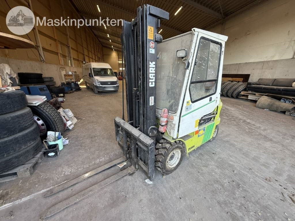 Clark CEM 25 - Carrello elevatore diesel: foto 2 Clark CEM 25 - Carrello elevatore diesel: foto 2