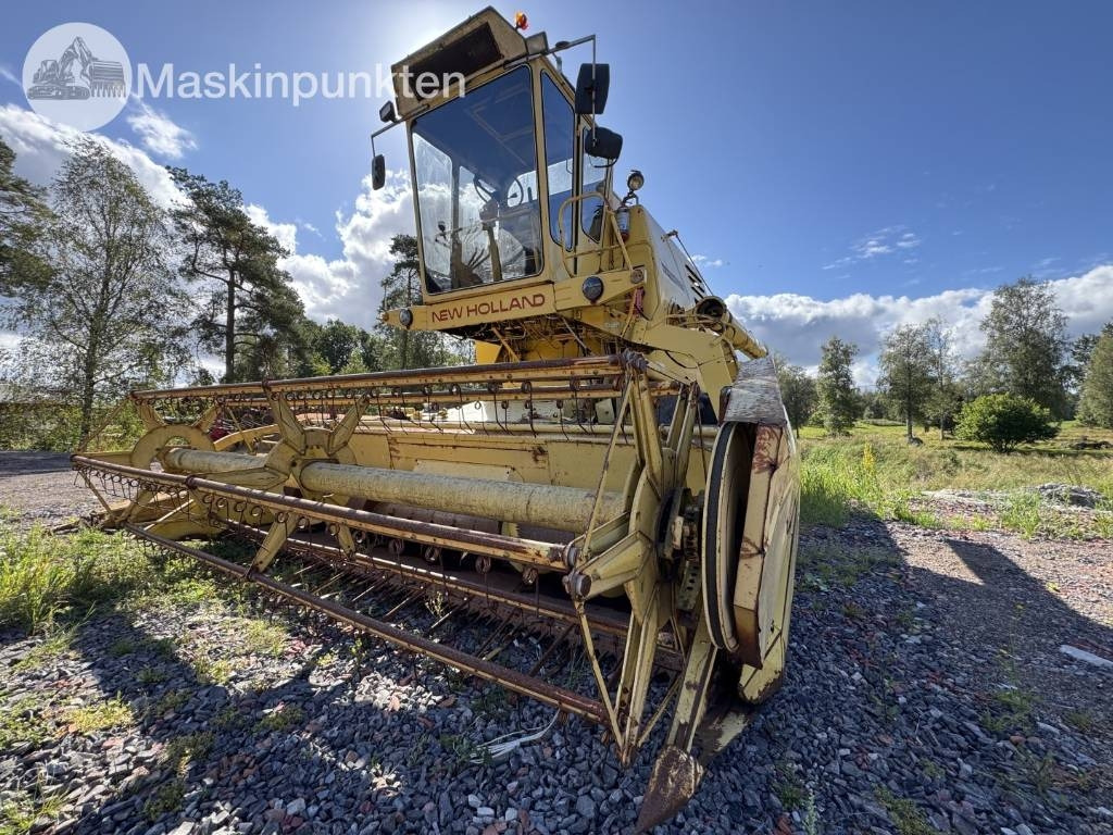 New Holland 1530  - Mietitrebbia: foto 1 New Holland 1530  - Mietitrebbia: foto 1