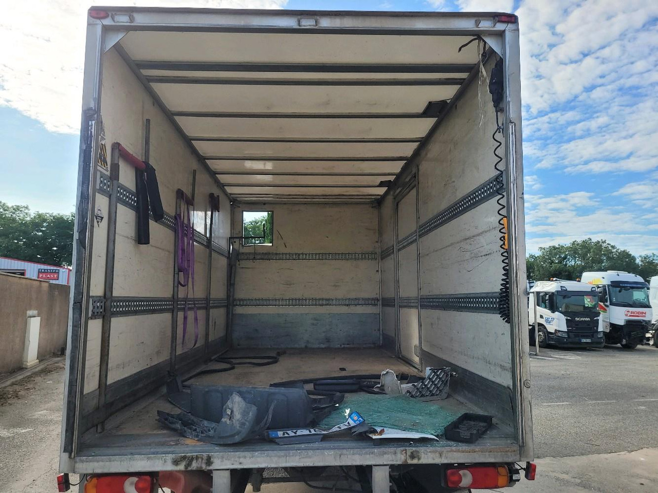 Autocarro furgonato RENAULT MIDLUM 180 DXL: foto 6 Autocarro furgonato RENAULT MIDLUM 180 DXL: foto 6