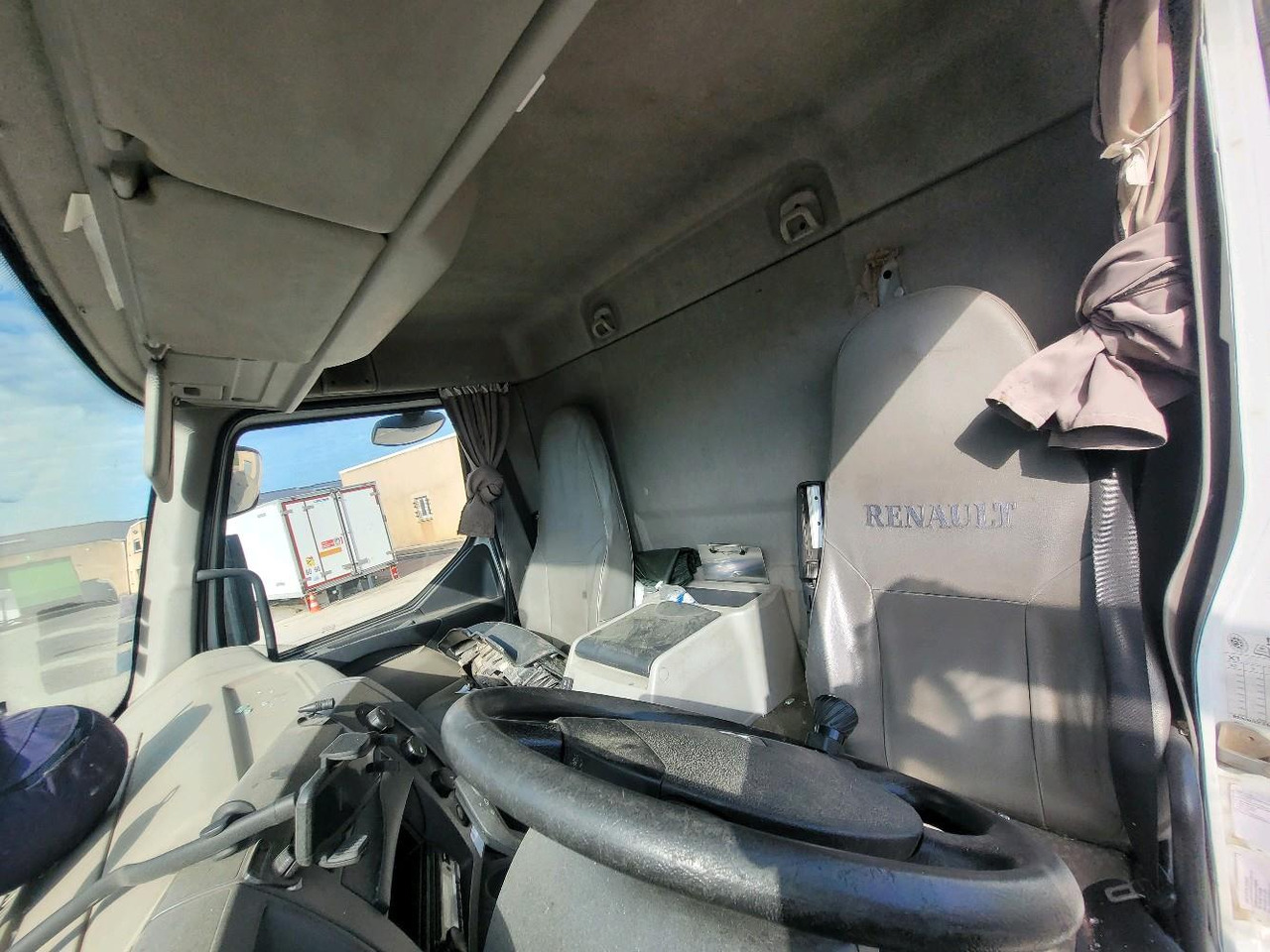 Autocarro furgonato RENAULT MIDLUM 180 DXL: foto 10 Autocarro furgonato RENAULT MIDLUM 180 DXL: foto 10