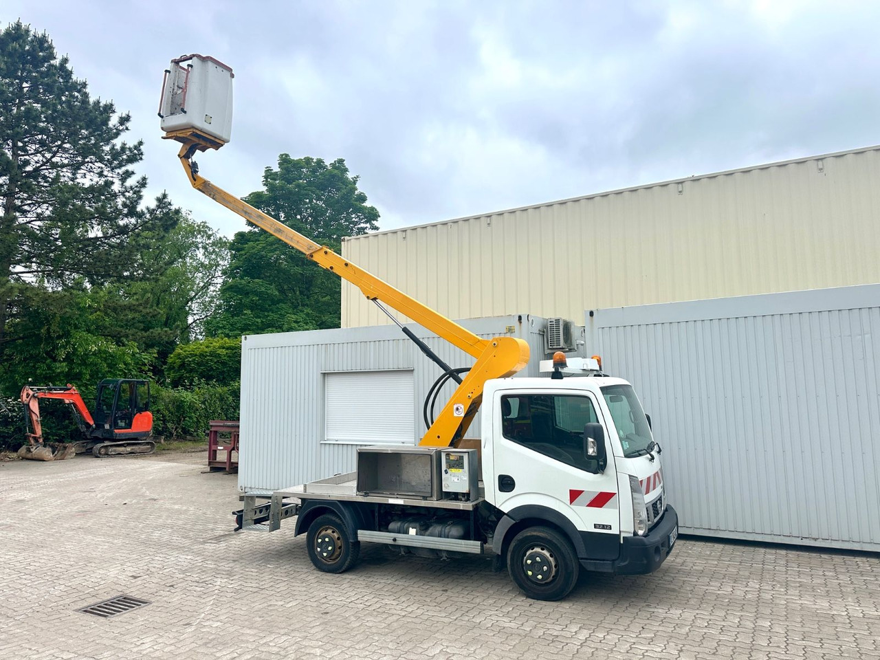 Nissan Cabstar mit Topy11 Arbeitsbühne / 11 Meter - Piattaforma autocarrata: foto 1 Nissan Cabstar mit Topy11 Arbeitsbühne / 11 Meter - Piattaforma autocarrata: foto 1