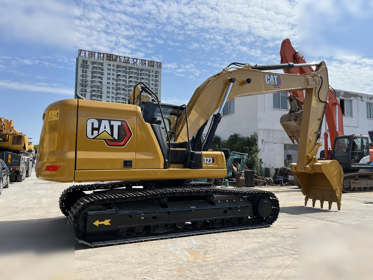 CATERPILLAR 323 - Escavatore cingolato: foto 1 CATERPILLAR 323 - Escavatore cingolato: foto 1