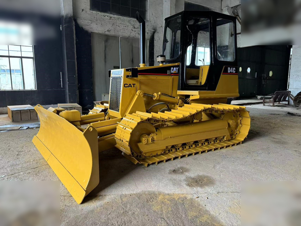 CATERPILLAR D4C - Bulldozer: foto 1 CATERPILLAR D4C - Bulldozer: foto 1