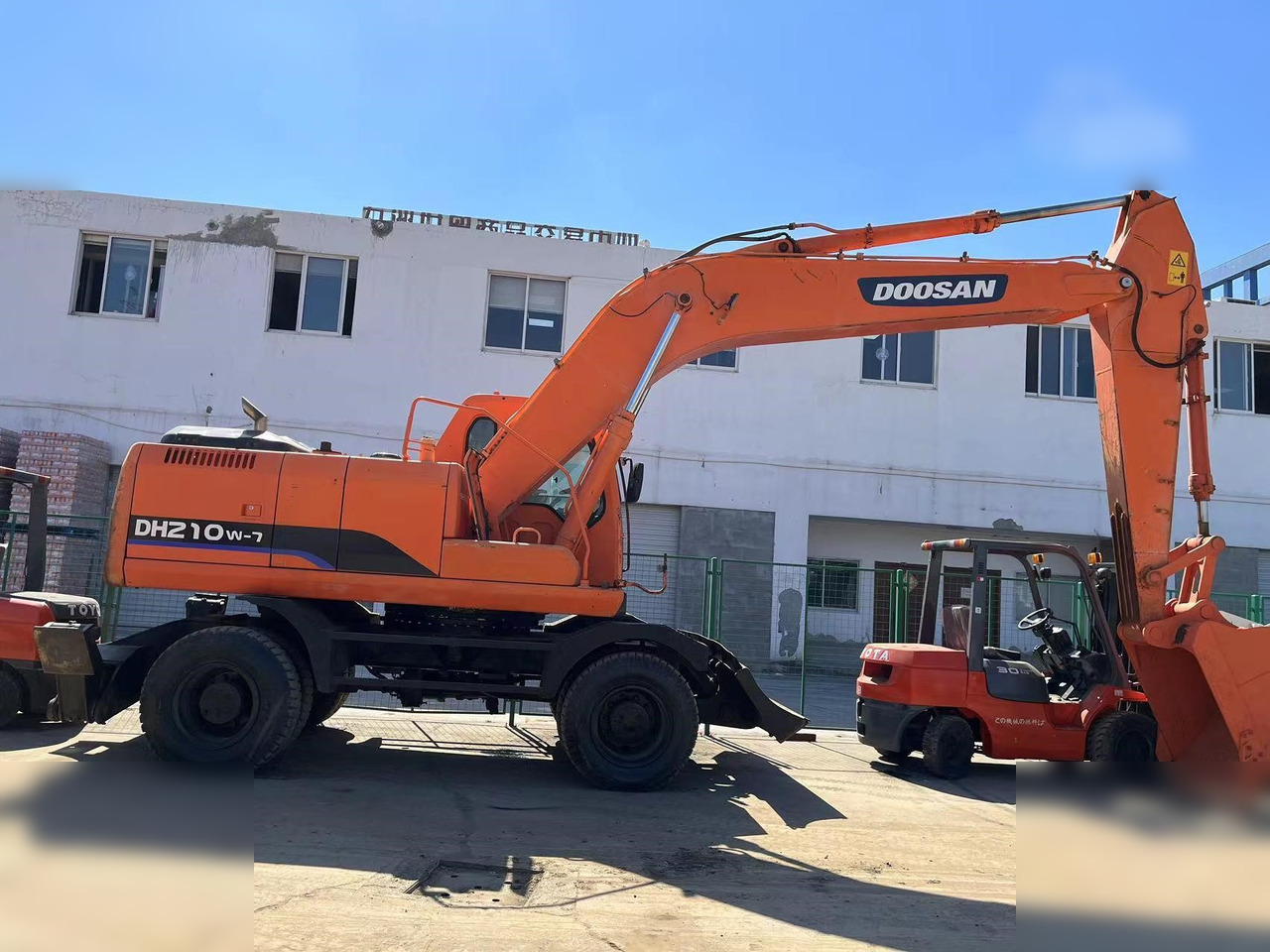 DOOSAN DH210W-7 - Escavatore gommato: foto 1 DOOSAN DH210W-7 - Escavatore gommato: foto 1