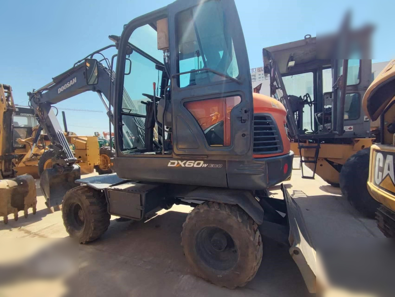 DOOSAN DX60W ECO - Escavatore gommato: foto 1 DOOSAN DX60W ECO - Escavatore gommato: foto 1