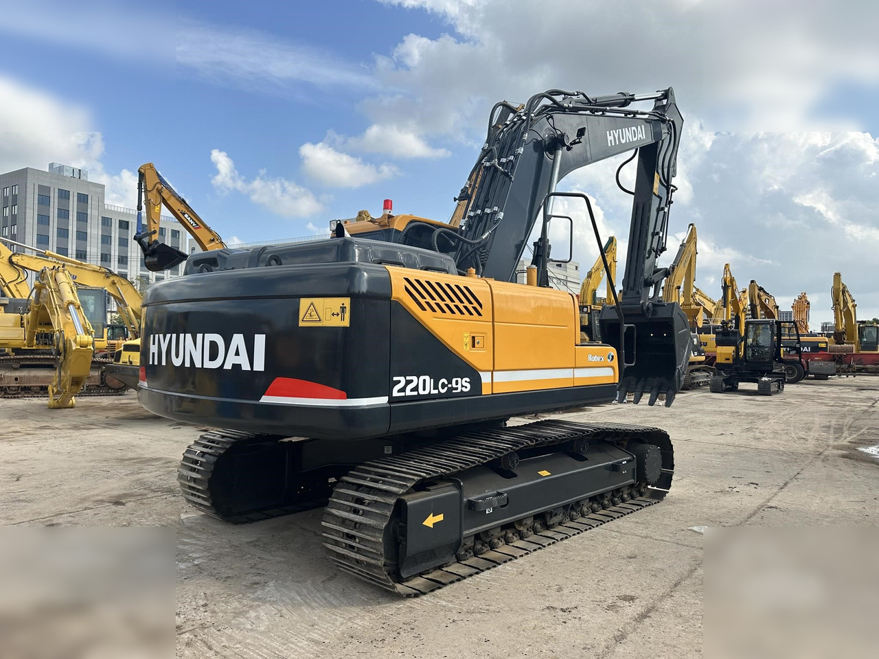 HYUNDAI ROBEX 220 LC-9S - Escavatore cingolato: foto 1 HYUNDAI ROBEX 220 LC-9S - Escavatore cingolato: foto 1