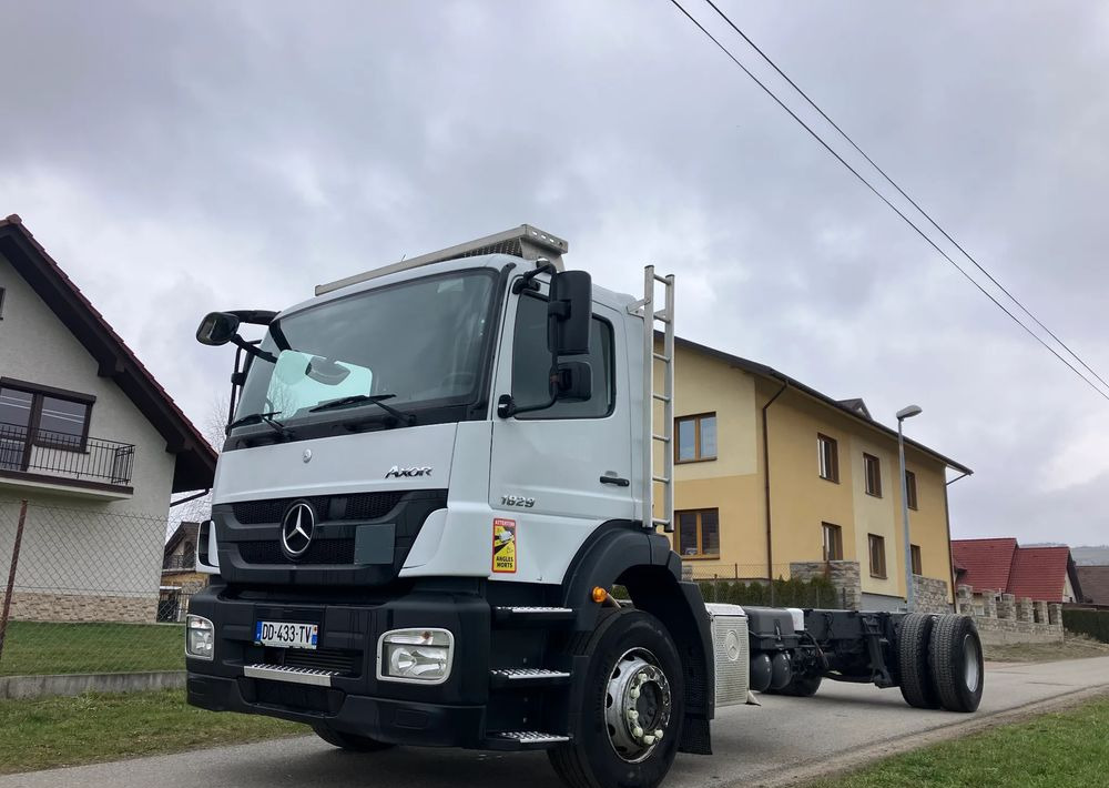 Mercedes-Benz Mercedes Axor 1829 Rama do zabudowy kiper beczka hakowiec laweta - Autocarro telaio: foto 2 Mercedes-Benz Mercedes Axor 1829 Rama do zabudowy kiper beczka hakowiec laweta - Autocarro telaio: foto 2