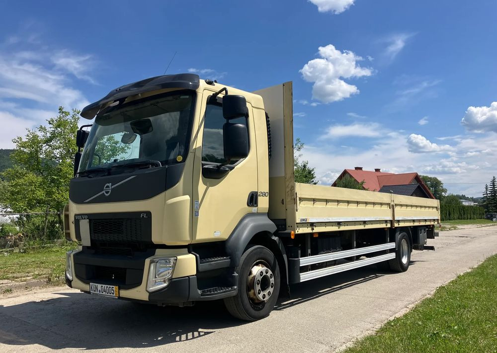 Volvo FL 280 skrzynia burtówka laweta - Autocarro con pianale/ Cassone fisso: foto 1 Volvo FL 280 skrzynia burtówka laweta - Autocarro con pianale/ Cassone fisso: foto 1