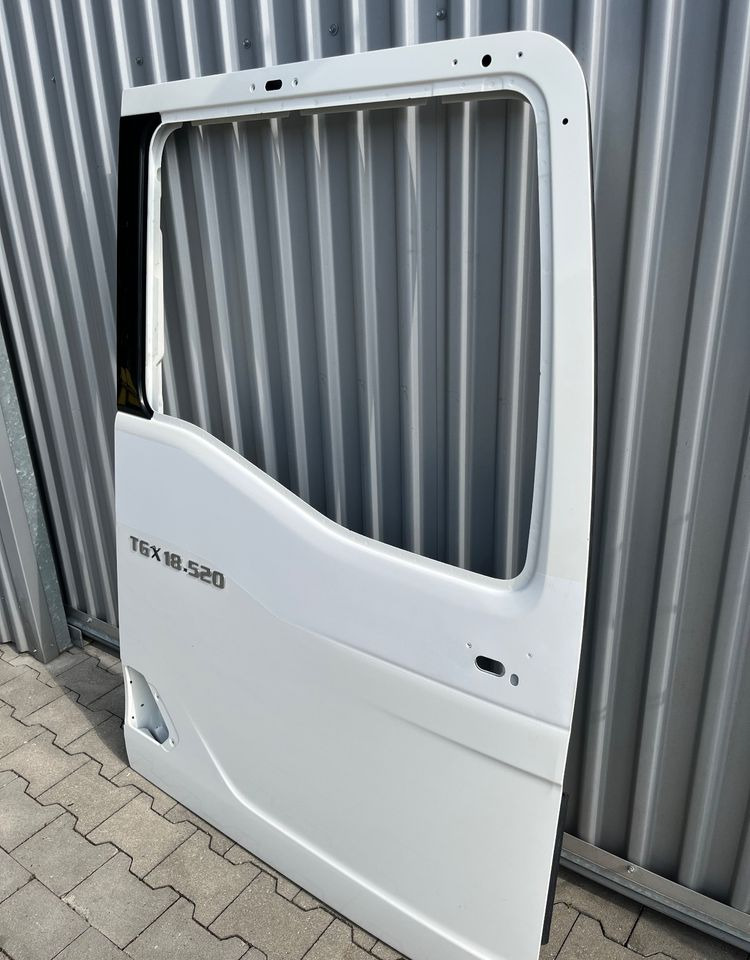 Drzwi prawe MAN TGX TG3 drzwi pasażera nowy model - Carrozzeria ed esterni per Camion: foto 2 Drzwi prawe MAN TGX TG3 drzwi pasażera nowy model - Carrozzeria ed esterni per Camion: foto 2