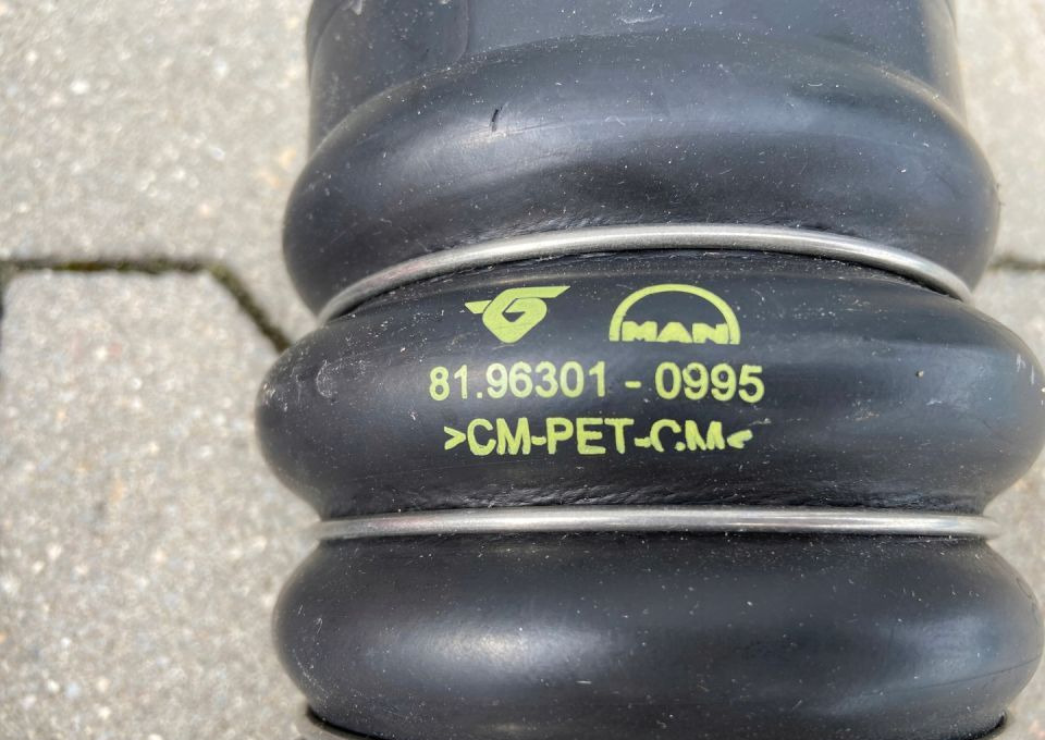 Guma chłodnicy MAN TGX TGS TG3 NOWA łącznik - Radiatore per Camion: foto 2 Guma chłodnicy MAN TGX TGS TG3 NOWA łącznik - Radiatore per Camion: foto 2