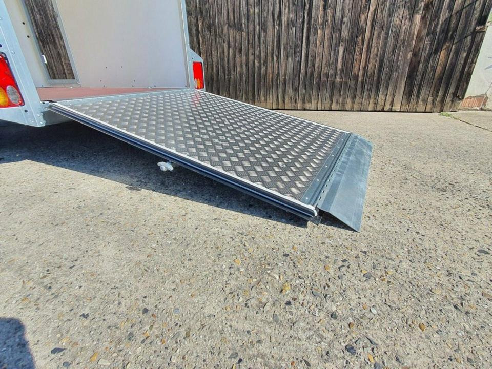 Böckmann PKW-Anhänger Koffer 1,35t Auffahrrampe Ladehöhe 42cm - Rimorchio per auto: foto 2 Böckmann PKW-Anhänger Koffer 1,35t Auffahrrampe Ladehöhe 42cm - Rimorchio per auto: foto 2