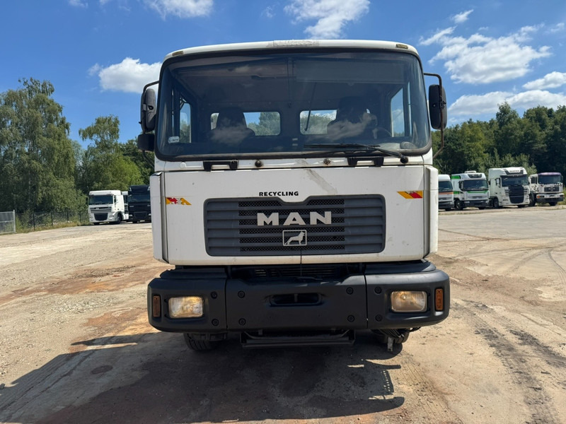MAN 32.364 (EURO 2 / 6 CYLINDER / 12 TIRES / 8X4 / PERFECT) - Autocarro telaio: foto 2 MAN 32.364 (EURO 2 / 6 CYLINDER / 12 TIRES / 8X4 / PERFECT) - Autocarro telaio: foto 2