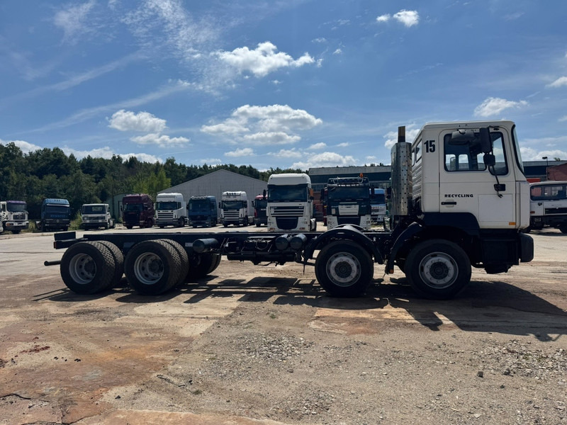 MAN 32.364 (EURO 2 / 6 CYLINDER / 12 TIRES / 8X4 / PERFECT) - Autocarro telaio: foto 4 MAN 32.364 (EURO 2 / 6 CYLINDER / 12 TIRES / 8X4 / PERFECT) - Autocarro telaio: foto 4