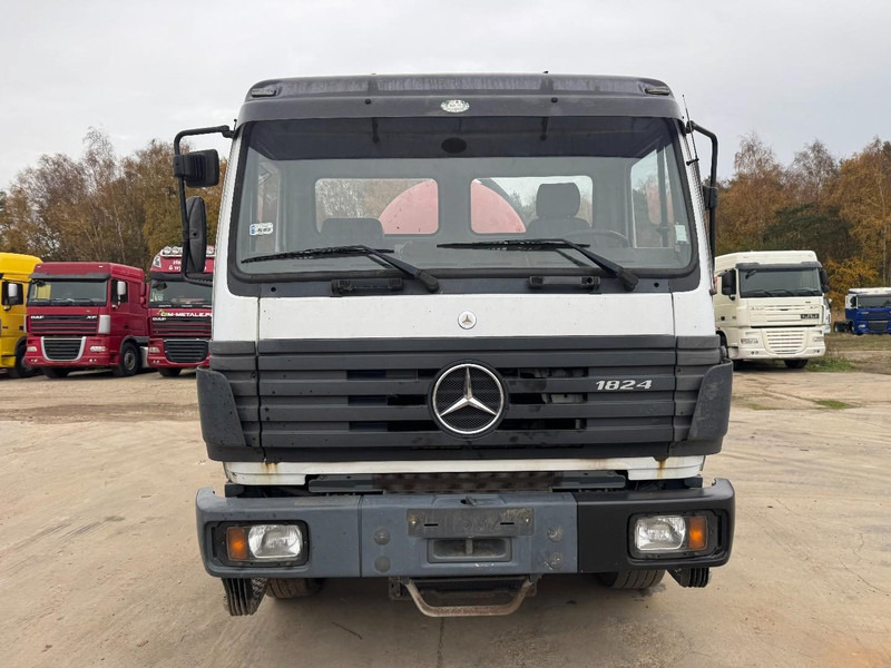 Mercedes-Benz SK 1824 (10.000 L / GRAND PONT / LAMES / V6 MOTEUR / PARFAIT ETAT) - Autospurgo: foto 2 Mercedes-Benz SK 1824 (10.000 L / GRAND PONT / LAMES / V6 MOTEUR / PARFAIT ETAT) - Autospurgo: foto 2